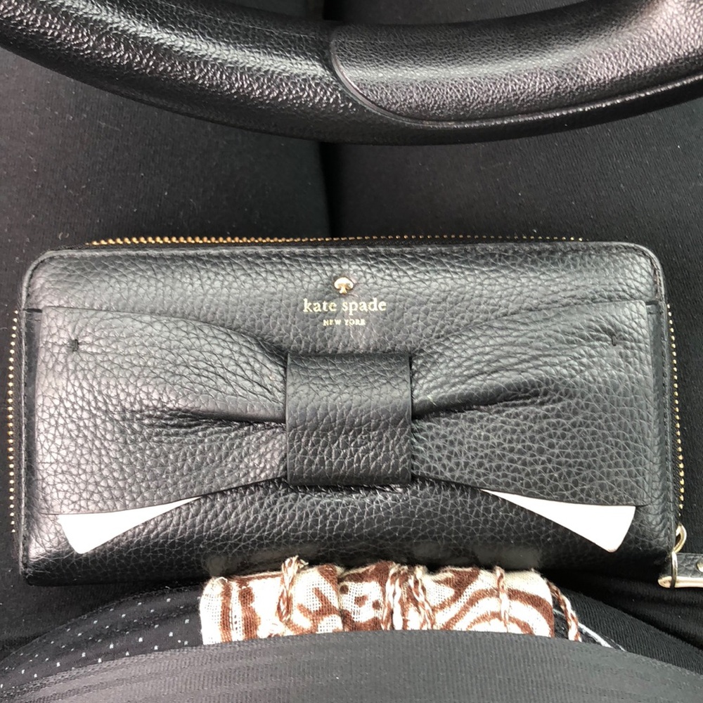 Kate Spade bow wallet 🎀